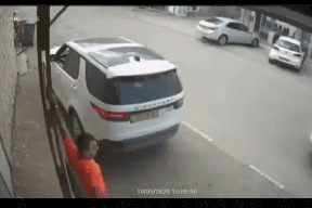 فيديو: انزلاق سيارة في مدينة طمرة بالداخل المحتل وشاب يمنع وقوع كارثة