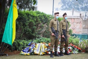 صدمة في إسرائيل.. سيدة تنبش قبر جندي قتل في جنين