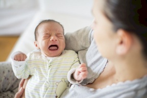 متى يستدعي صراخ الرضيع استشارة الطبيب؟