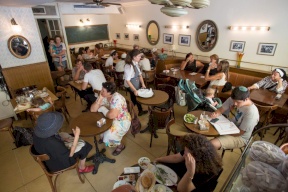 اسرائيل تقرر فتح المطاعم والمقاهي بشروط