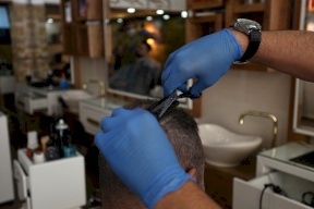 "حلاق" مصاب بكورونا خالط أكثر من 200 شخص في بيت أولا