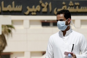 السعودية.. فصل طبيب مصاب بكورونا خالف قرارات منع الاختلاط