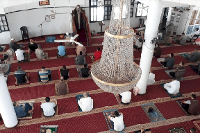  الالاف يؤدون صلاة الجمعة في المساجد بغزة