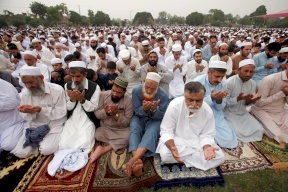 مسلمون يحتفلون بعيد الفطر الاثنين!