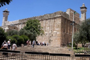 لأول مرة- إسرائيل تُحدد عدد المصلين في الحرم الإبراهيمي