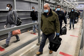 سلطات الاحتلال تقرر فتح المعابر أمام العمال الفلسطينيين بشكل يومي بشروط