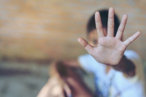 امرأة تتجرد من إنسانيتها وتقتل ابن زوجها بطريقة بشعة