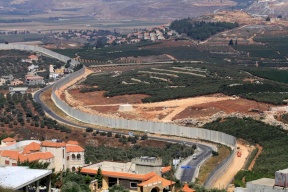 جنود لبنانيون يعترضون دبابتين إسرائيليتين اجتازتا الحدود