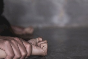 جريمة مروعة..احتجزها عامًا كاملاً وانجب طفلا منها ومن ثم قتله