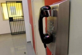 أسرى "هداريم" يهددون بالتصعيد بسبب المكالمات الهاتفية