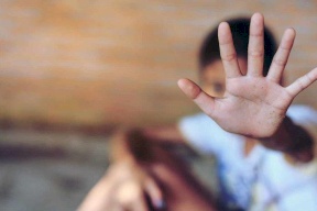 زوجان يعذبان طفلة حتى الموت بسبب طيور الببغاء