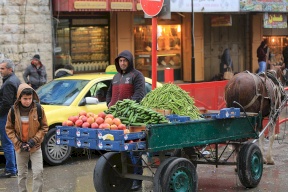 إسرائيل تقطع أرزاق الباعة المتجولين على حاجز قلنديا 