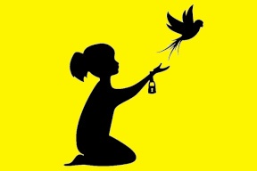 منحت الحرية للببغاوات ففقدت حياتها.. قصة الطفلة زهرة التي هزت العالم