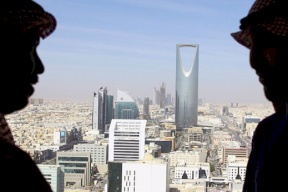 "غلطة" كلفته الكثير.. سعودي يخسر نصف مليون ريال في دقيقة!