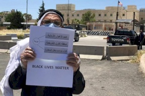 نائب أردني يعتصم وحيداً أمام سفارة أمريكا بعمّان