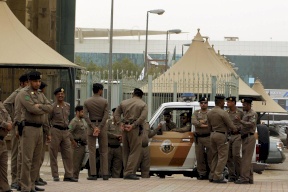السعودية: آسيوي يحرق زوجته ويحلق شعرها ويلقيها في الشارع