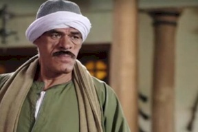 صور.. فنان مصري شهير يصلح إطارات سيارات بزمن كورونا