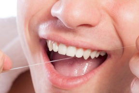 عادات خاطئة تهدد اللثة والأسنان
