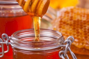 أشهر 12 طريقة عالمية للكشف عن العسل المزيف