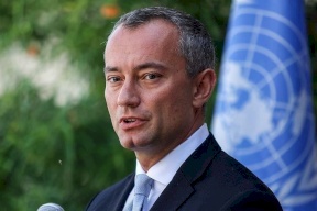 ملادينوف: علينا أن نعمل لإعادة الفلسطينيين والإسرائيليين إلى طاولة المفاوضات