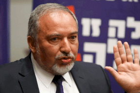 ليبرمان: نتنياهو يدمر النظام الأمني وقطر تبحث عن سبب لوقف تحويل الأموال لغزة