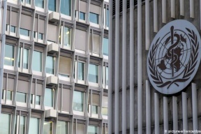 "الصحة العالمية" تحذر: تخفيف إجراءات كورونا ستغرقكم بالوباء 