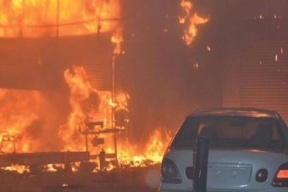 فيديو: حريق في الكويت يلتهم 3 آلاف سيارة جديدة