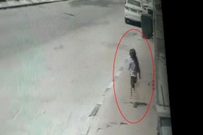 بالفيديو- في فلسطين: طفلة تجوب الشوارع وتصرخ "إمي انقتلت"