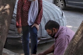أب ينحني ليربط حذاء ابنته بعد خروجها من امتحان الثانوية العامة تشعل صورته مواقع التواصل