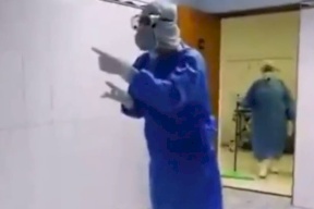 فيديو حزين .. ممرض يغني بصوت مؤثر لمسنة مصابة بكورونا