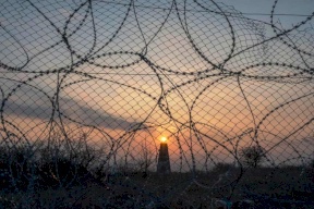 إدارة "النقب" تعزل عدداً من الأسرى عقب إصابة ضابط استخبارات بكورونا