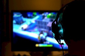 ألعاب الفيديو تصيب صبيا بشلل في ذراعه