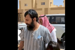 شاهد كيف استقبل والد في السعودية قاتل ابنه عقب خروجه من السجن