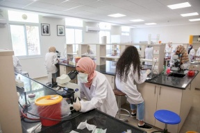 كلية العلوم والتكنولوجيا في جامعة القدس: فرص علمية ومهنية ومنح دراسية سنوية