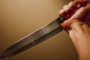 جريمة قتل بشعة..طفل يقتل والدته بثلاثين طعنة في عمان