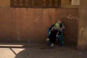 مطربة مصرية شهيرة في الشارع بعد انهيار بنايتها السكنية