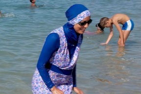 هل منعت مصر المحجبات من السباحة؟