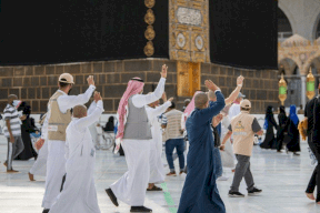 الحجاج ينهون مناسك الحج ويودعون "البيت العتيق"