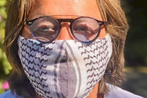 الكوفيّة الفلسطينيّة تنقلب قناعاً ضد كورونا في أميركا