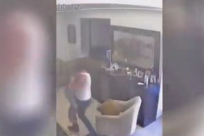 فيديو.. لبناني يهرع لحماية طفله بجسمه لحظة وقوع الانفجار