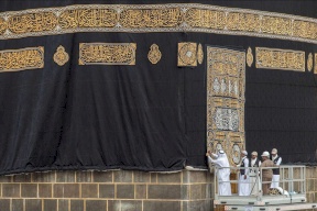 قصة أغلى ثوب في العالم.. أين تذهب كسوة الكعبة بعد تبديلها؟