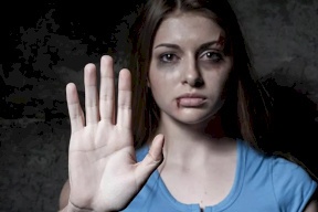 رجل يقطع أنف زوجته لمغادرتها المنزل دون إذنه
