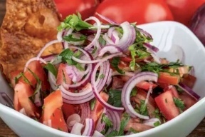 أسباب تدفعك لوضع البصل النيء في غذائك