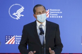 وزير الصحة الأميركي يشكك في اللقاح الروسي