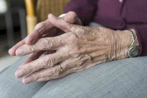 جريمة غريبة..مُسنّة تقتل طفلاً بسبب اليأس