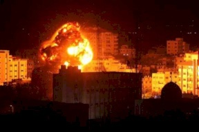 الاحتلال يشن غارات جوية على غزة ويصيب عددا من المتظاهرين
