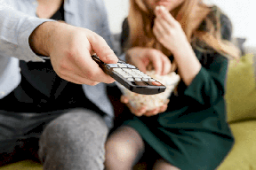 لا تتناول العشاء أمام التلفاز إذا كنت تحاول إنقاص وزنك