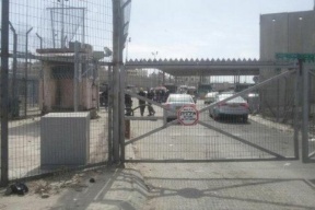 إصابة مواطن فلسطيني من ذوي الاعاقة على حاجز قلنديا