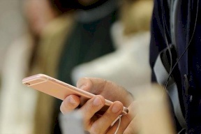 أشياء من الخطر وضعها بالقرب من الهاتف