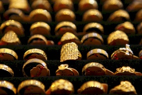 الذهب يرتفع بـ1% بفعل الدولار
